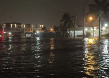 “Milton” toca tierra como huracán categoría 3 en Siesta Key, Florida
